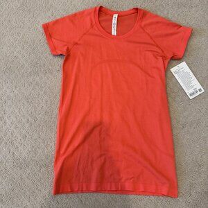 NWT: Swiftly Tech Short-Sleeve Shirt 2.0 Orange Size 8